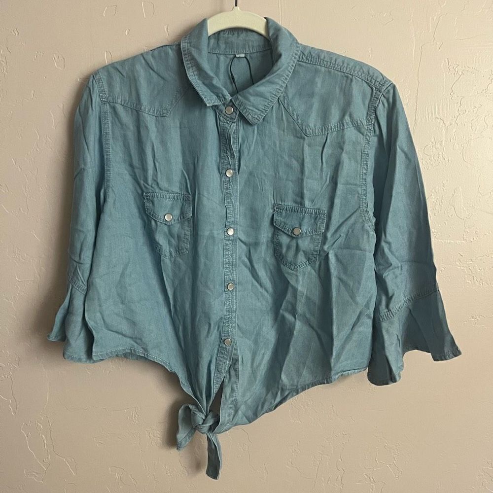 NWTs Denim Pearl Snap Crop